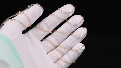The pumps integrated into a glove © LMTS EPFL