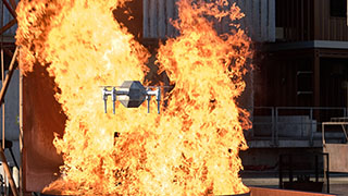 Die «FireDrone» kann dank ihres isolierenden Mantels aus Aerogel bei einem Brandeinsatz Daten aus dem Brandgeschehen selbst bei grosser Hitze erfassen und weiterleiten. Bild: Empa 