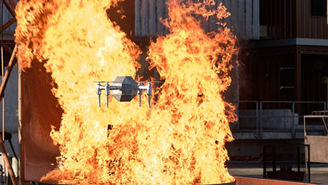 Grâce à sa gaine isolante en aérogel, le "FireDrone" peut, lors d'une intervention en cas d'incendie, saisir et transmettre des données sur le déroulement de l'incendie, même en cas de forte chaleur. Image : Empa